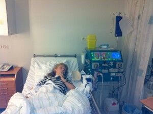 Dialyse var tøft for den unge jenta, men etter hvert gikk det bedre. Foto: Privat