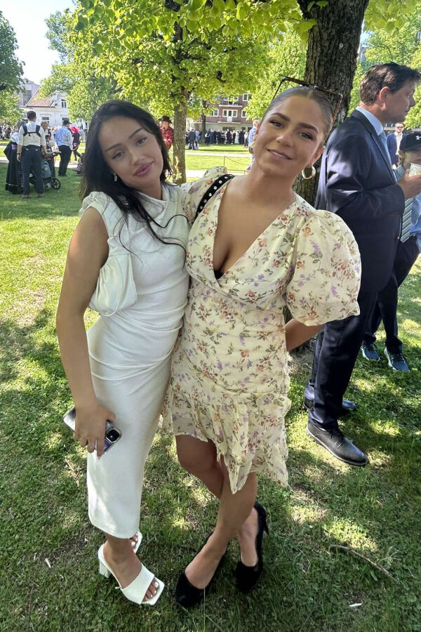 Anna (tv) og Thea (th) på 17. mai ifjor