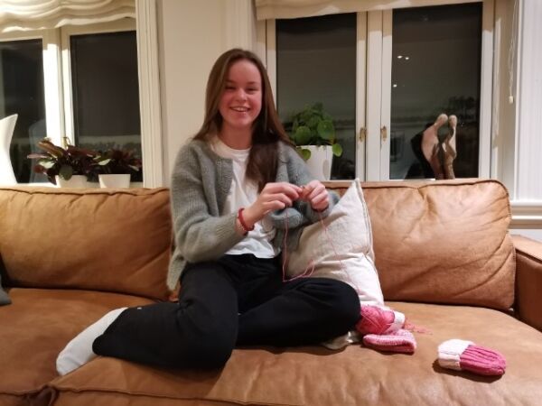 Kaja (15) strikker til fødeavdelingen
