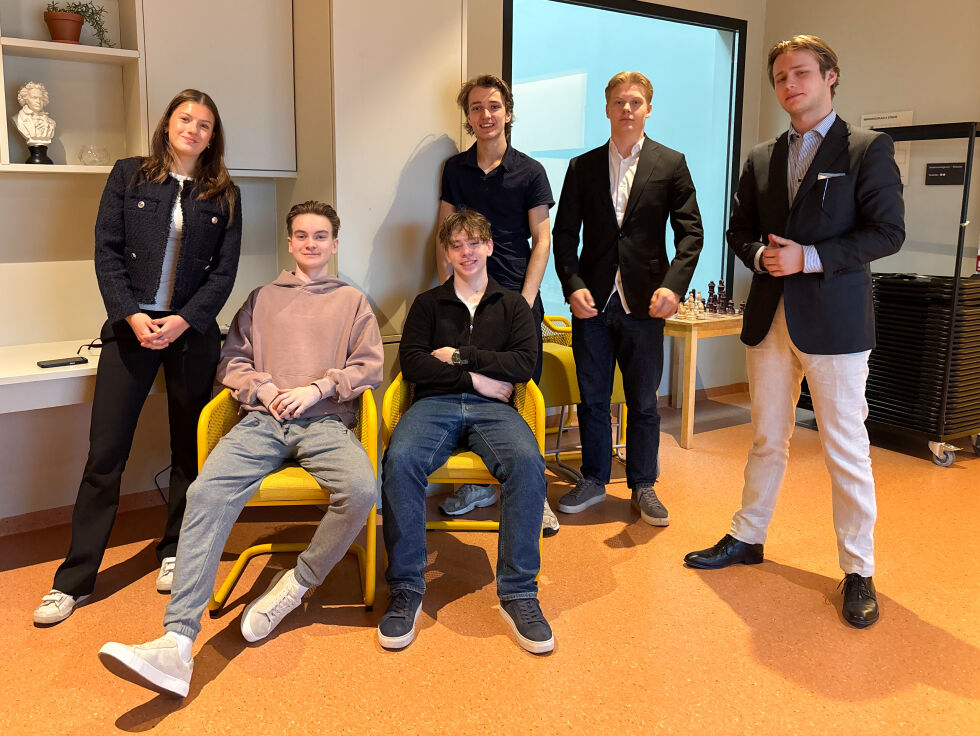Fra venstre: Nellie Halle-Knutzen Santamarta, Isak Aarstein, Kristian Kamsvåg Hasselberg, Gard Aarvik, Steffen Jonathanson og Elias Lilleskare.
 Foto: Emilie Aaheim