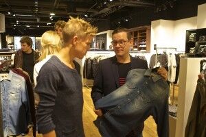 Imponert: Niklas Hauer (23) brukte lang tid i butikken. Til høyre er butikksjef Michael Eeg. Foto: Jørgen Steffensen