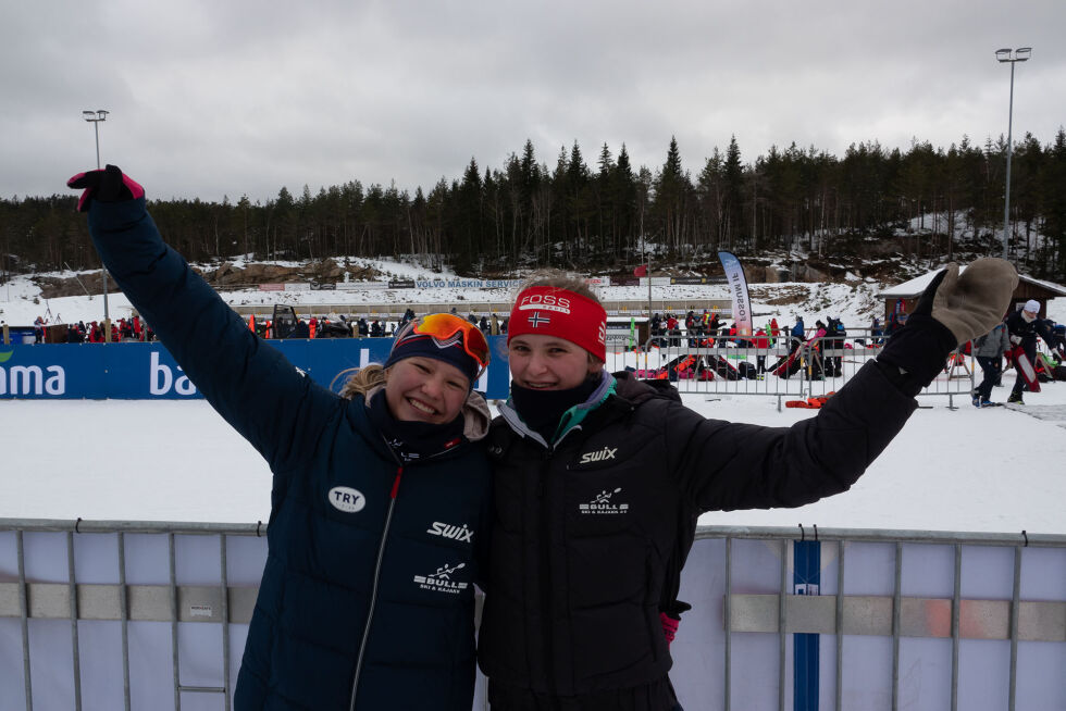 Oda Nordklev (15) og Elise Bull (15), begge fra Try Skiklubb. Dette er noe av det morsomste vi gjør forteller de.
 Foto: Oddvin Ødegård Wiklund