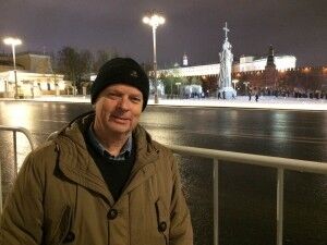 KREML: Morten Jentoft står like ved Kreml-bygningen. rett utenfor bygningen ble opposisjonsleder Boris Nemtsov drept i 2015.