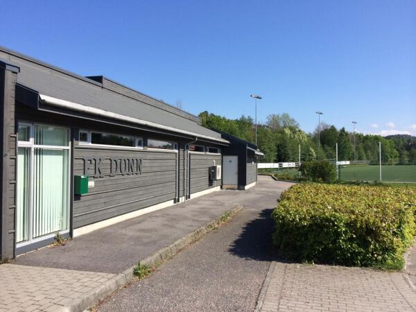 Arrangerer fotball for flyktninger