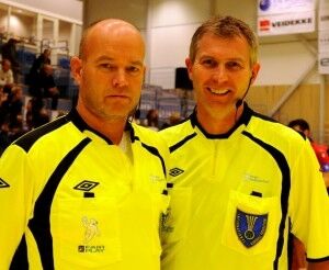 Arne Kristiansen (t.v.) og Kenneth Abrahamsen får dømme EM-finalen søndag. (Foto: Terje Anthonsen)
