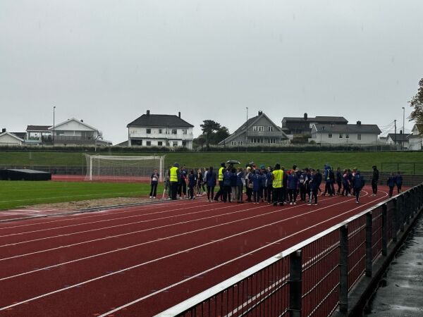 Uværet som herjet over Kristiansand stadion hindret ikke elevene å delta på Tinestafetten