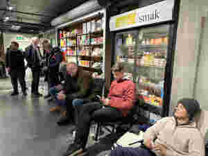 LANG KØ FØR ÅPNING: Flere har møtt opp for å få tak i Burgund-viner.
 Foto: Aleksander Velde