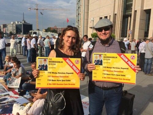 I solidaritet med fengslede journalister: Gurkan Ozturan og norsk-tyrkisk filmregissør Nefise Özkal Lorentzen utenfor rettspalasset Caglayan i Istanbul tidligere i år. Bilde er tatt i forbindelse med Cumhuriyet-rettssaken hvor redaktøren og journalistene har blitt anklaget for å være terrorister.