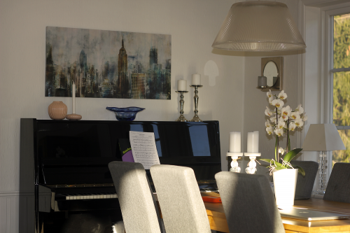 Bjørn Årseth er i dag lærer for Bamble kulturskole, og er svært god til å spille piano. Foto: Kristine Hauge Thomassen.