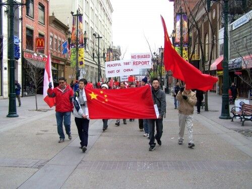 Ein protest av censer i Canada tilbake i 2008. foto: https://commons.wikimedia.org/wiki/File:Pro-China_March_2008_Calgary.jpg