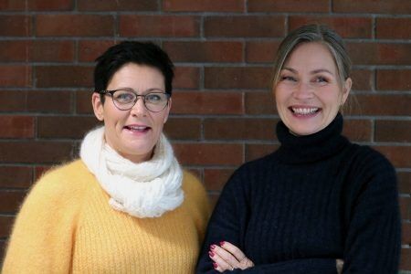Lærerne Kristin Erlandsen Strømme (til venstre) og Siri Ida Ovanger (til høyre) er minst like engasjerte som elevene på KKG. Foto: Øyvind Ludvigsen