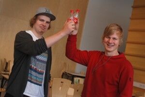 Sier nei: Inge Johan Jenssen og Bjørnar Østby sier nei til alkoholen og holder seg til Cola under hele russetiden.