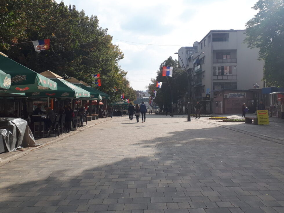 SERBIA I KOSOVO: Serbiske flagg kan bli sett over hele gaten. FOTO: Krister Kvinlaug
