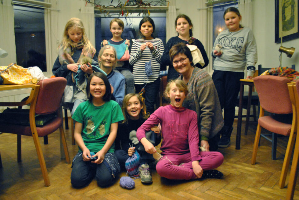 Bak fra venstre: Anna Klem (10), Pia Eiersland (11), Gabriella Drange (11), Bia Agrima (9), Sarah Trondsen (10), i midten: Else Reithen (59) t.v og Turid Eik (65) foran f.v: Julie Eklund (9), Ida Jacob (8), Anne Margit Olsen (10), Unge husflid. Foto: Kamilla Aabel.