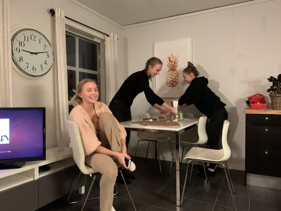 PEKKERKAKEBAKERE: Noen tradisjoner holdes, selv om Solveig Gjerde Jørstad (f.v.), Sara Lie Enersen og Ingrid Wroldsen har flyttet hjemmefra.