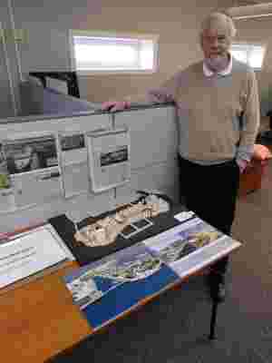 Alf Flørnes (77) som her presenterer sin langvarige plan for et regnskogakvarium på Lagmannsholmen i Kristiansand, for Kristiansand MDG.
 Foto: Kristiansand MDG