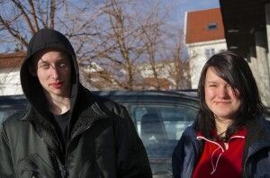 Unge røykere: Kristian Jernbekk (18) og Katrine Reianes (19).