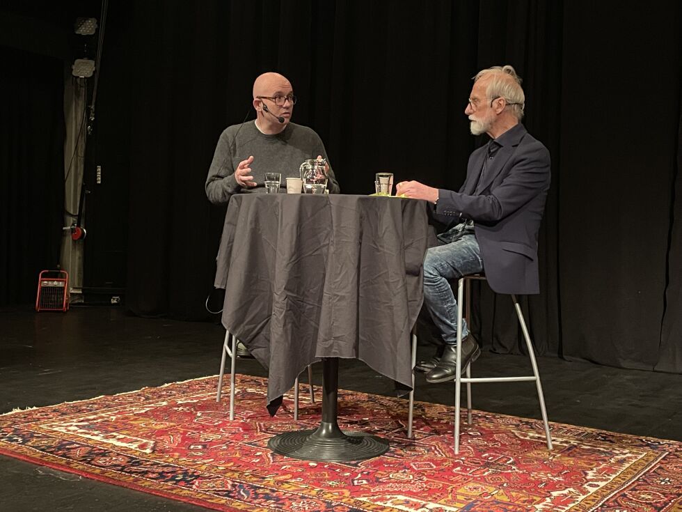 Lars Svendsen (t.v.) og Hans Grelland som svarer på spørsmålene til gjestene.
 Foto: Anastacia Ortega Sørum