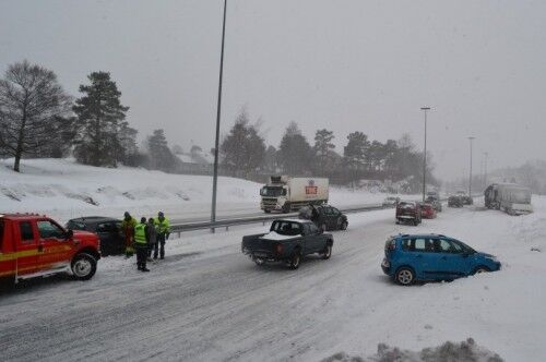 Personbilene var spredt til alle kanter på E-18 ved Kongsgård. Lastebilen øverst i høyre hjørnet, ventet på hjelp. Foto: Rosarinja Marisa Danielsen