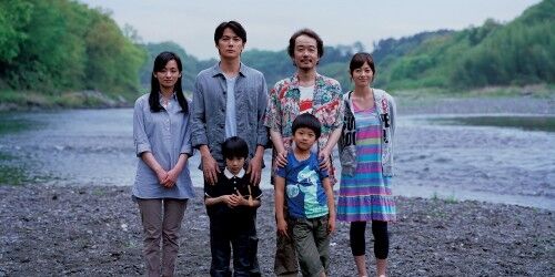 Familiene Nonomiya (venstre) og Saiki må bytte barn. (Foto: Arthaus/Filmweb)