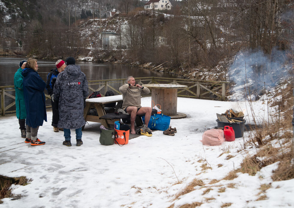 Badegjengen forbereder seg.
 Foto: Noah Basterås Bøhn.