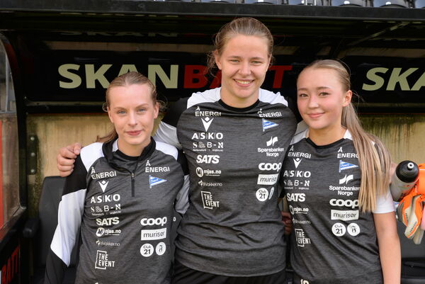 Fra venstre: Johanna Fedeler (Angrepsspiller), Juliane Pettersen (keeper) og Ella Ferning (Midtbanespiller)
 Foto: Andreas Miland Bakke