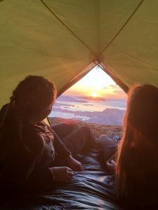 Eirin og Inger på telttur. Foto: Irmelin Dalbakken