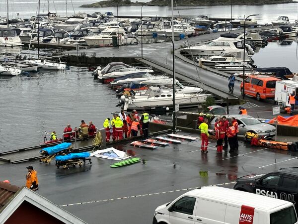 De første passasjerene på G. Unger Vetlesen ankommer kaia