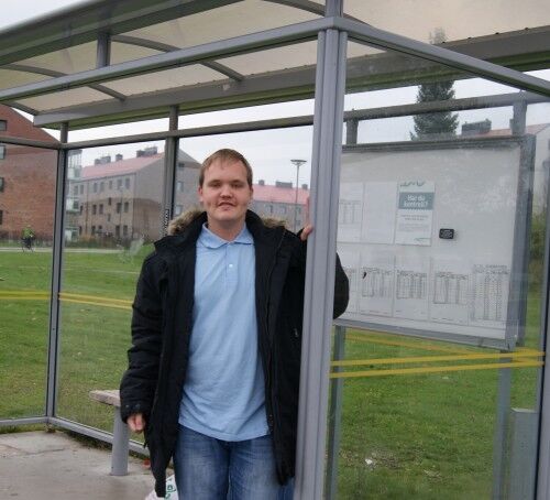 Nestleder i Kristiansand Ungdomsutvalg, Sondre Elstad (16), synes det er urettferdig at 16-åringer, som ikke er juridisk voksne, likevel må betale voksenbillett på bussen. Foto: Rebecca Trondsen.