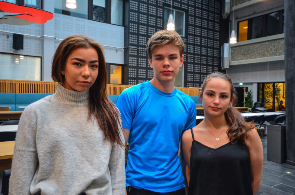 HÅPER DET TAR SLUTT: F.v.: Annelene Espebu (17), Henrik Leivestad (17) og Nora Sherin Jensen (17) synes det er dumt at så mange på deres alder har tydd til vold i skoletiden. FOTO: Sondre Lindhagen Nilssen