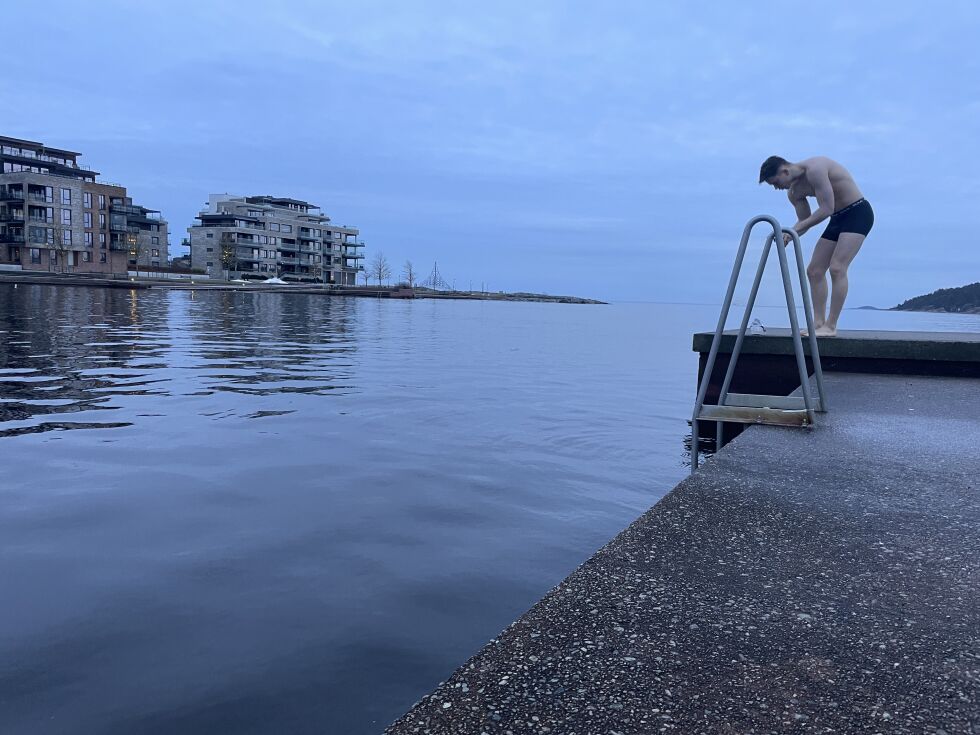 Elias Austnes setter opp mobilkamera for å dokumentere badingen mandag denne uken.
 Foto: Espen Seglem Wekre