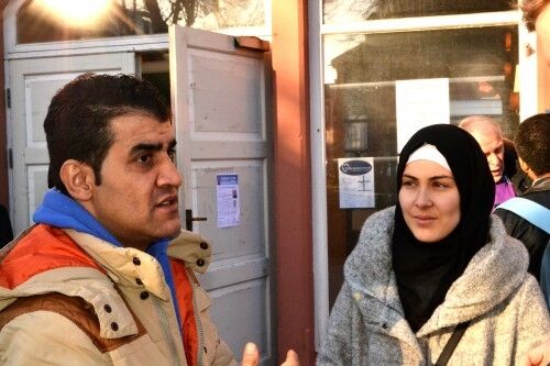 Moqid Alzaid (venstre) og Shakria Khalil (høyre) la an en prat før byvandringen. Foto: Michael Selbekk