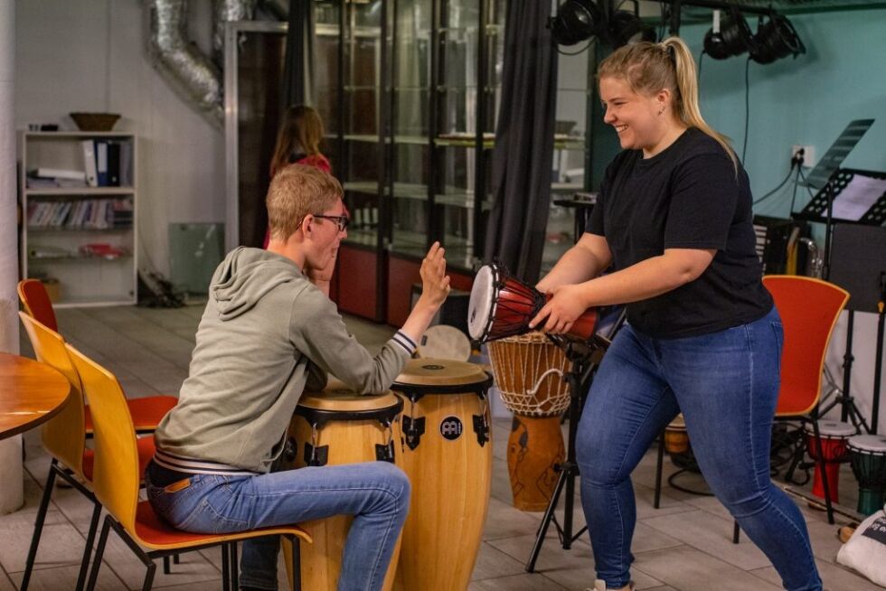 Anders Bakkan(15), spiller på trommene sammen med lærer Maritt Alette Øien. Foto: Lilli Storrønningen.