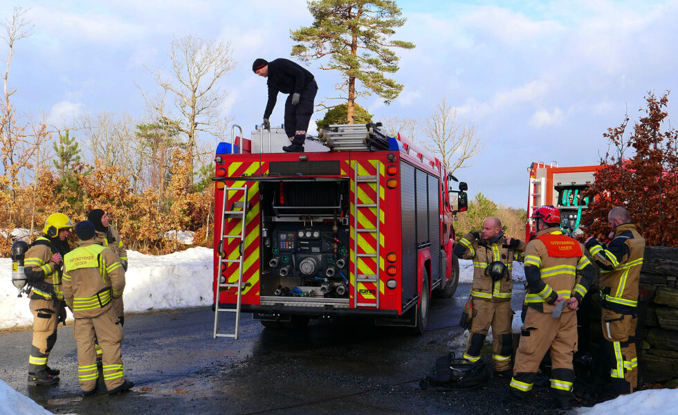 Mange brannmenn var i aksjon for å slukke brannen i Homborsund.
 Foto: Susanne Ekeland