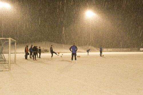 Snøen fortsetter å falle og spillerne fortsetter å spille. FOTO: Sondre Runden