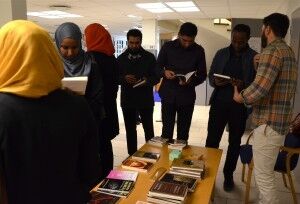 Etter foredraget var det salg av bøker med innhold av islamske verdier. FOTO: Damares Stenbakk