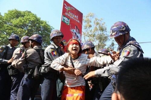 Flere aktivister og journalister har blitt arrestert de siste årene i Myanmar etter at forhåndssensuren ble opphevet i 2011. Militæret har også rapportert flere journalister de siste årene, som fører til selvsensur blant journalister. FOTO: Burma Democratic Concern / Flickr.com