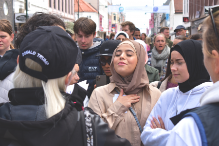 Fanny Bråten (med ryggen til kamera) diskuterer islam med en ung muslim.