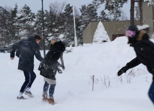 Snøen fyker mellom studenter og lærere.