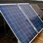 MODERNE: 200 solcellepaneler er montert på toppen av Agder Energi sitt hovedkontor. Foto: Stian Bakkom
