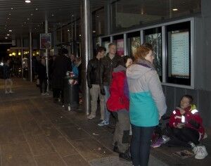 ALLE FIKK: Selv om mange sto utenfor Kristiansand kino, fikk alle som hadde møtt opp i dag tidlig billett.