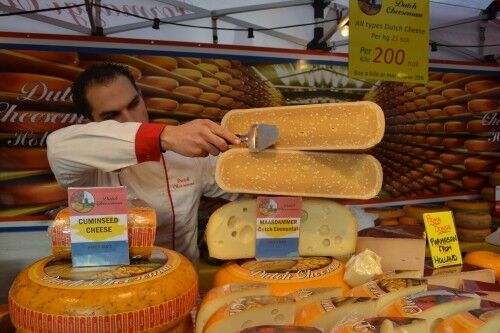 Ab Noom høvler nederlandske oster av beste kvalitet til sørlendingenes store glede. Foto: Ann Helen Gjerde