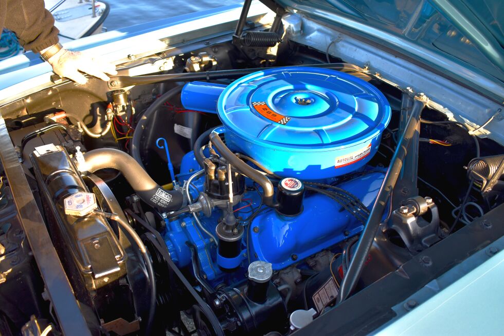 Motoren er malt blå originalt, og er merket "289 cubic inches". Dette tilsvarer et slagvolum på 4,7 liter.