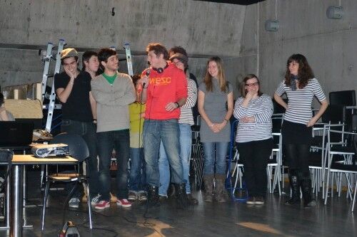 Studentgruppe fra Frankrike presenterer sitt land med sang.                                                 Foto: Vibeke Høili Johansen