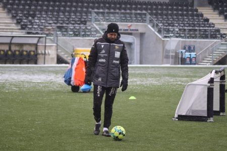 Godt pakket inn: Joey Hardarson i det kalde været på Sparebanken Sør Arena onsdag formiddag. Foto: Sondre Røhmen