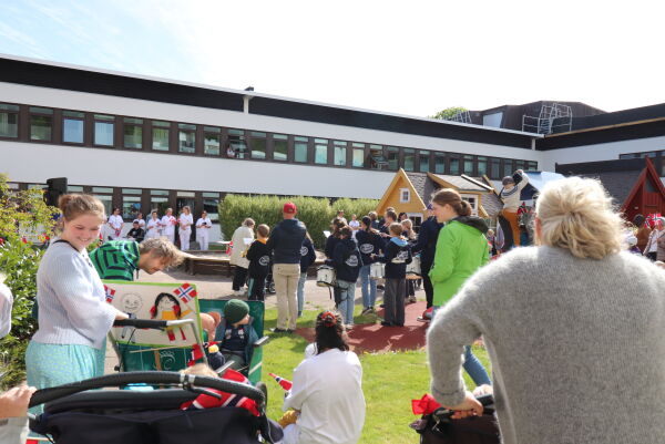 Trollhaugen Barnehage besøkte barneavdelinge med 17.mai tog