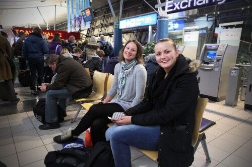 Flere reisende: Mirjam Aadnevik (t.v) og Eva Aadnevik tror direkteruten fører til større trafikk på Kjevik lufthavn.