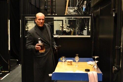 Ingar Helge Gimle spiller rollen som Pastor Manders, har byr gjerne på en cognac. Her bak teppet i Teater og Operasalen på Kilden. Foto: Nina Caroline Omtvedt