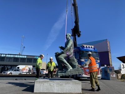 Statuen senkes ned på den midlertidige plassen sin (Foto: Angjerd Munksgaard)
