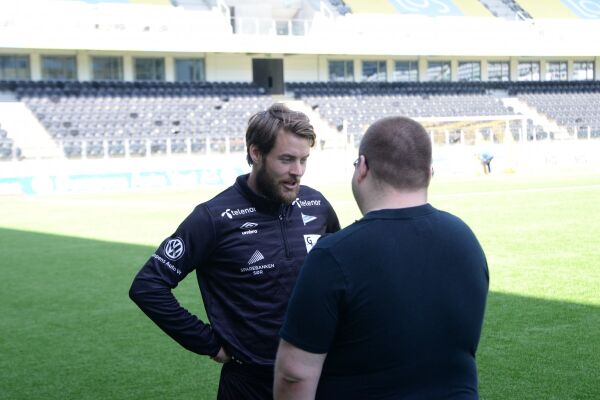 - Det bør være fullsett på fotballens festdag